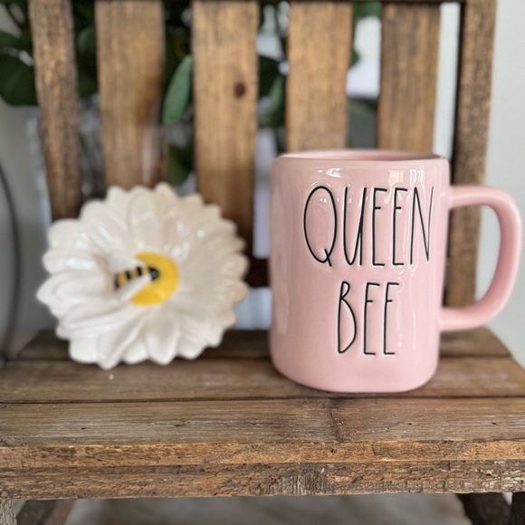 RAE DUNN QUEEN BEE WITH BEE DAISY TOPPER - Picture 3 of 3